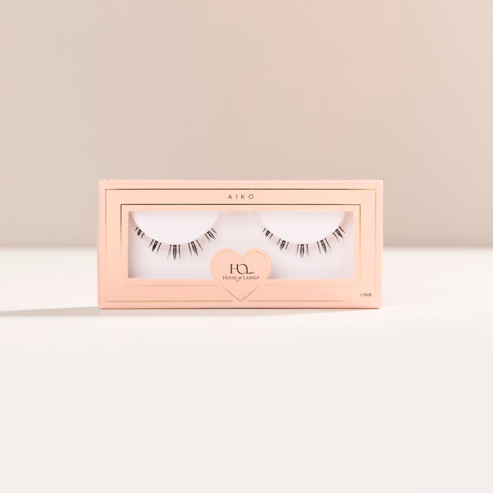 Aiko bottom lashes with short rounded shape and natural spikes for a doll eye look.