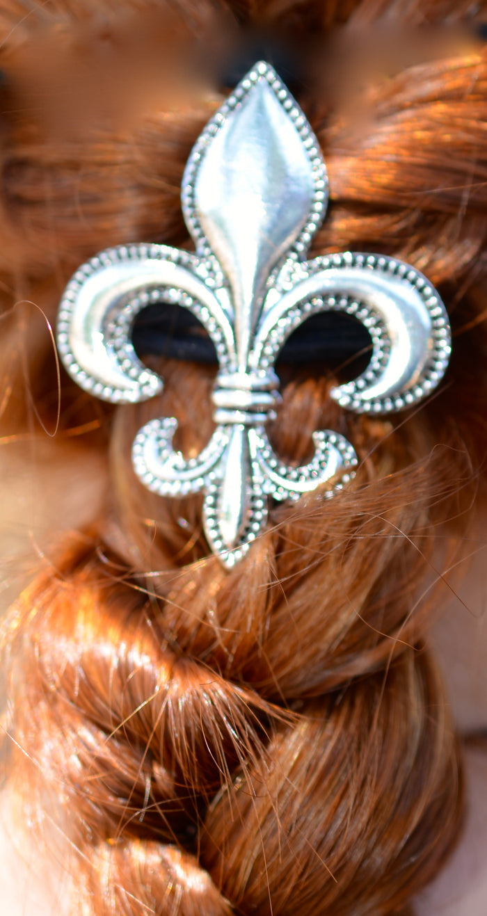Close-up of Fleur-de-lis Hair Hook – Silver Ponytail Holder design detail