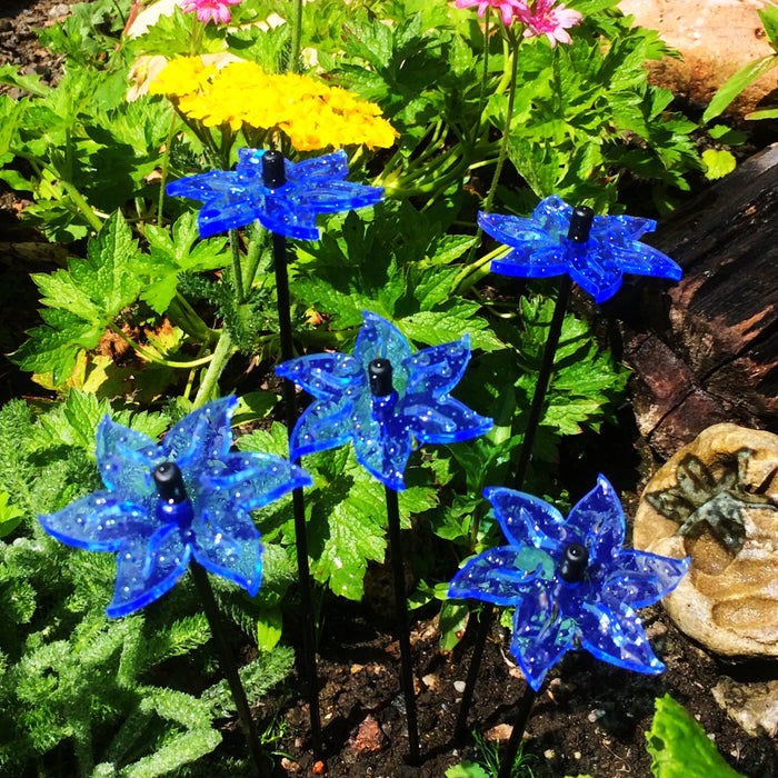 SunCatcher Lotus Garden Stakes – Set of 5 Fluorescent Outdoor Garden Ornaments | Small, Medium & Large